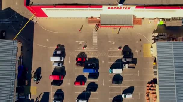 Вид зверху на повітря з безпілотника парковки бізнес-центру, гіперпропускна здатність — стокове відео