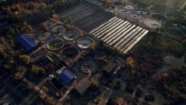 水处理设施的空中全景视图。污水处理厂. — 图库视频影像