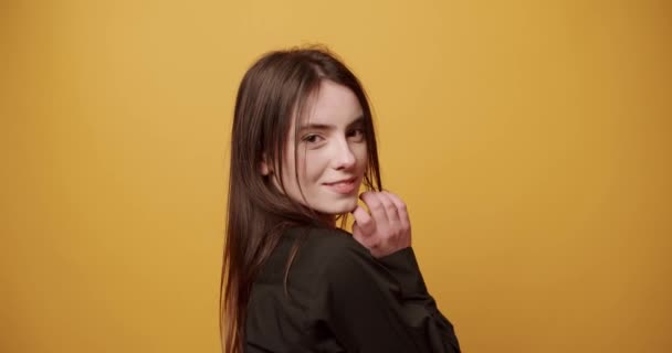 Belleza Mujer atractiva con hermosos ojos, Organiza el cabello sobre fondo amarillo — Vídeos de Stock