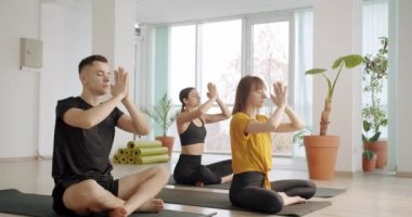 Namaste. Sınıfta grup egzersizlerinden sonra dinleniyorum. Yoga Kulübü. Konsantrasyon.