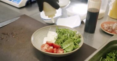 Restorandaki mutfakta yağlı ve lezzetli salata karışımı. Organik Gıda.