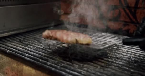 Sirloin envelhecido primo raro assado isolado grelhando filé de porco com listras — Vídeo de Stock