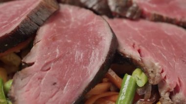 Az pişmiş sığır eti ve ızgara sebze salatası..