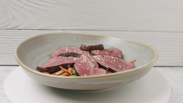 Grilovaný zeleninový salát se vzácným středně vařeným hovězím v bílém talíři. Hovězí maso — Stock video