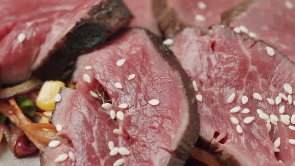 Närbild Grillad grönsakssallad med sällsynt medelkokt nötkött i en vit platta. — Stockvideo
