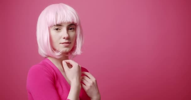 Beauty Woman with beautiful eyes, pink white hair and pink clothes Uspořádá vlasy — Stock video