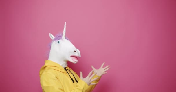 Man i gula kläder med Unicorn Mask chockad. Dårar Dag och April 1 dag. — Stockvideo