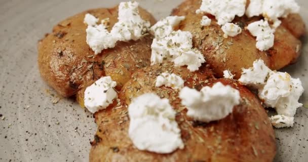 치즈 페타가 들어 있는 튀긴 감자가 흰 접시 위에서 회전한다. 맛있는 음식. — 비디오