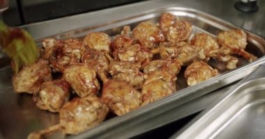 Pişmiş hamburger, güzel, taze, sulu. Aşçının mutfağında yemek pişirme şekli.