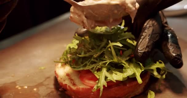 Варёный гамбургер, вкусный, свежий, сочный. способ приготовления пищи на кухне шеф-поваром — стоковое видео