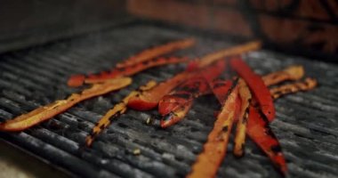 Şef mutfakta kırmızı biber pişirir. Lezzetli ızgara sebzeler