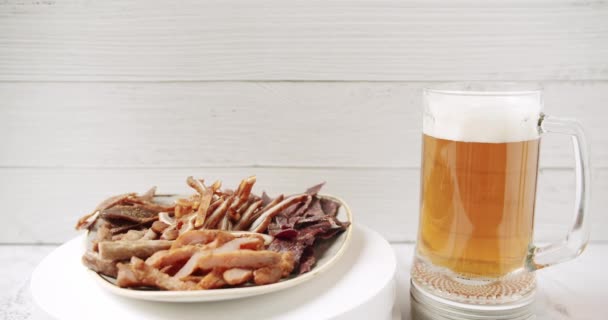 Vaso lleno de cerveza con plato de carne picada, taza de cerveza sobre un fondo blanco. — Vídeos de Stock