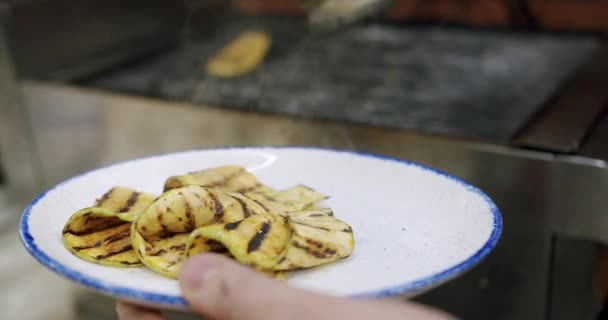 Calabacín a la parrilla en plato blanco. Comida vegetariana. De cerca. listo para comer. — Vídeo de stock