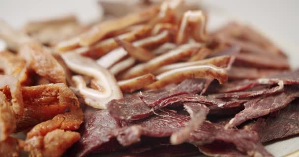 Fehér tálcás darált hús a sörhöz. Füstölt húsfalatok sörhöz — Stock videók