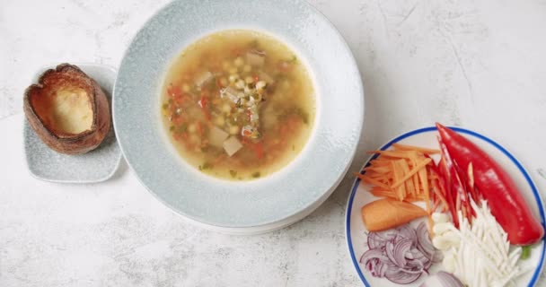 Вегетарианское здоровое питание на ужин. белая тарелка с ингредиентом на обед — стоковое видео