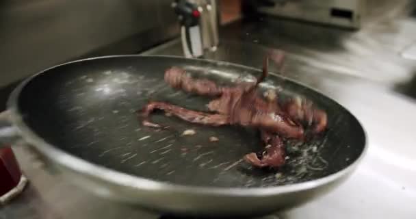 Kochen auf der Pfanne Tintenfische Tentakel in sous vide, bereit zum Essen. — Stockvideo