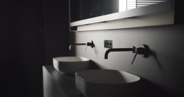 Comfortabele minimalistische badkamer met zwarte en grijze tinten, luxe modern huis — Stockvideo