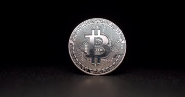 Bir gümüş Bitcoin. Yeni sanal para birimi. Siyah arkaplanı kapat 