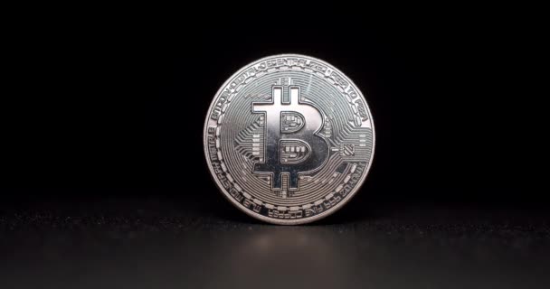 Een zilveren Bitcoin. Nieuwe virtuele valuta. Close Up op zwarte achtergrond — Stockvideo