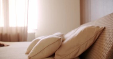 Zarif iç dizaynlı yatak ayrıntıları. Yatak odası. Bir sürü yastıklı yatak