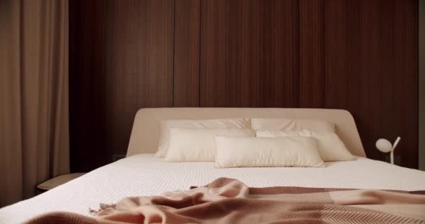 家具付きのモダンな高級ベッドルームのインテリア。エレガンスインテリアデザイン. — ストック動画