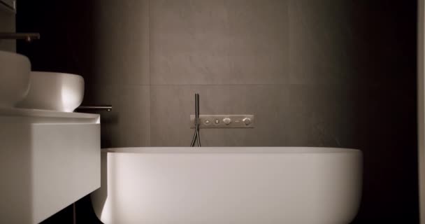 Interior de baño de lujo en interior minimalista moderno. Bañera minimalista blanca — Vídeo de stock