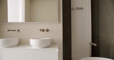 Modern İçişleri 'nin banyo ve beyaz lavabosu ve aynası.