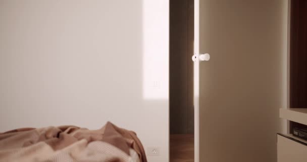 De transparante moderne deur opent in de slaapkamer bij zonsondergang. Elegantiezaal. — Stockvideo