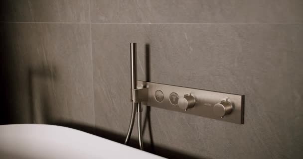 Luxus-Badezimmer Interieur und weiße Badewanne im modernen Interieur. Armatur und Badewanne — Stockvideo