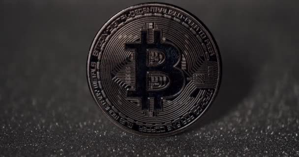Een zilveren Bitcoin. Nieuwe virtuele valuta. Close Up op zwarte achtergrond — Stockvideo