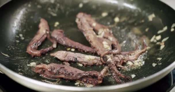 Close up Kochen auf der Pfanne Tintenfische Tentakel in sous vide, bereit zum Essen. — Stockvideo