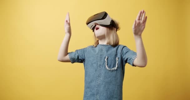 Dospívající dívka používá inovativní technologii Vr brýle a hrát hry. Jako. — Stock video