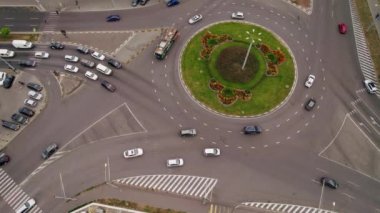 Bir sürü arabası olan bir trafik çemberi. Dairesel bir kavşakta yukarıdan aşağıya hava görüntüsü