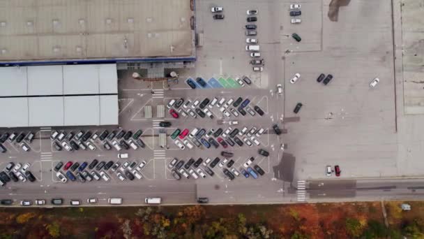 Vista aérea desde el dron del estacionamiento del centro de negocios — Vídeos de Stock