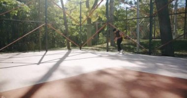 Kaslı bir adam spor sahasında koşuyor, çalışıyor ve egzersiz yapıyor.