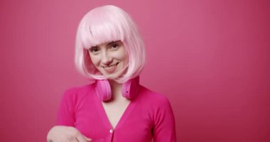 Güzel gözlü, pembe beyaz saçlı ve pembe elbiseli bir kadın.