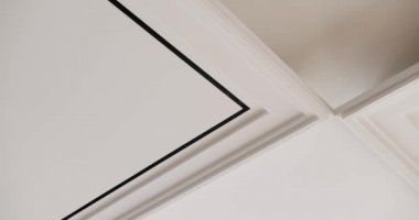 Dekorasyon evinde minimalist asma tavan ve alçı kaplama yapı