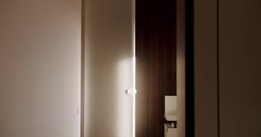 Gün batımında yatak odasındaki şeffaf, modern kapalı kapı. minimalist oda.