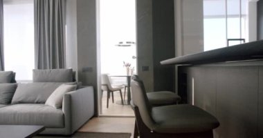 Bar tabureleri ve modern mutfak. Minimalist İçişleri 'nde mutfak koltukları var.