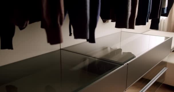 Het kiezen van jassen in de kast. Rij van mannen pak jassen op hangers. — Stockvideo