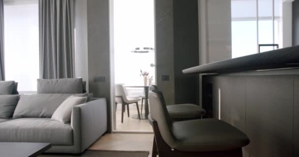Tabourets de bar et cuisine moderne. Meubles de chaises de cuisine à l'intérieur minimaliste — Video