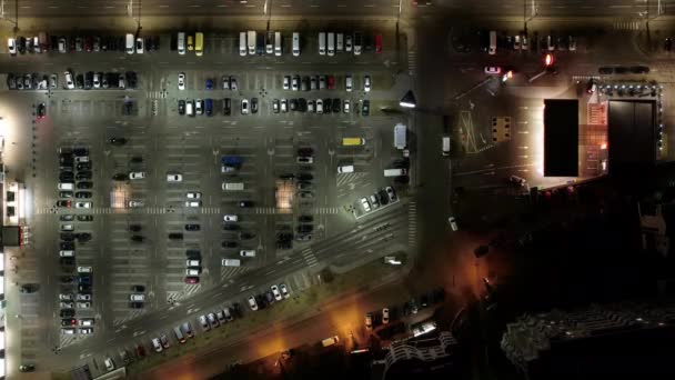 Parkoviště se spoustou aut v noci. Letecký pohled shora na nákupní centrum — Stock video