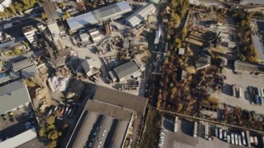 Metal endüstriyel yapıları olan büyük çimento fabrikasının bölgesi.