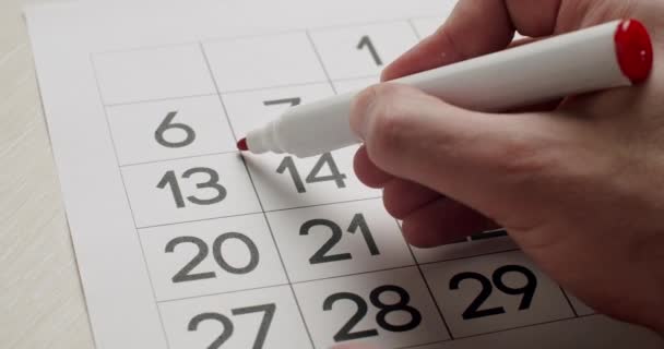 Calendario delle Mura 13 Data del Mese Cancellata. Firma di un giorno su un calendario. — Video Stock