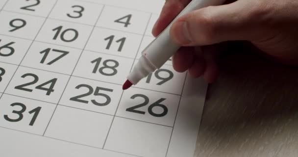 Calendario de Pared Fecha 26 del Mes tachado. Firmar un día en un calendario. — Vídeo de stock