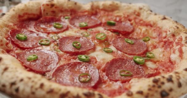 Frisch aus dem Ofen Pepperoni Pizza Ready for Eating. Leckere italienische Pizza. — Stockvideo