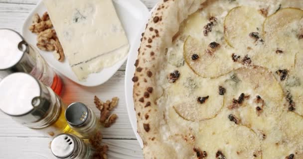Recién salido del horno de cuatro quesos Pizza Listo para Comer. Deliciosa pizza italiana — Vídeos de Stock