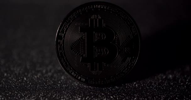 Ένα ασημένιο Bitcoin. Νέο εικονικό νόμισμα. Κλείσιμο σε μαύρο φόντο — Αρχείο Βίντεο