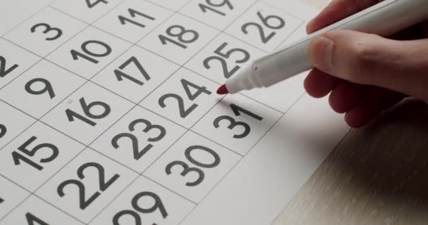 Kalender 31ste Datum van de Maand doorgestreept. Een dag tekenen op een kalender. — Stockvideo