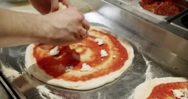 Restorandaki mutfakta pizza margherita hazırlıyorum. Pizza Margherita.